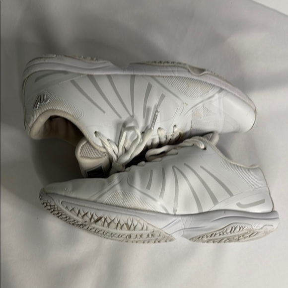 Varsity White Athletic Shoes with Minimalist Design - Picture 7 of 8